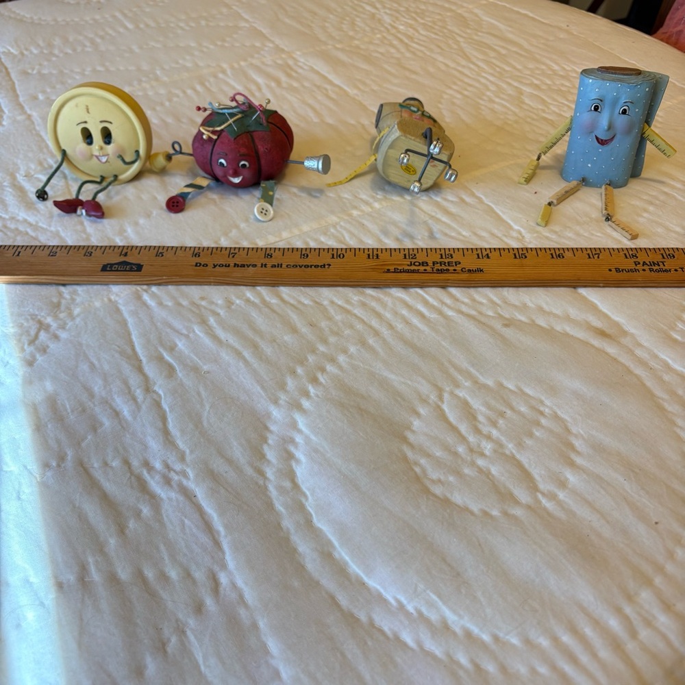 Cute Sewing-Themed Wall Accents Set - Yellow, Red, Blue, Green